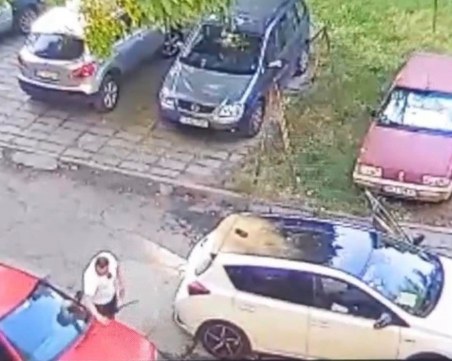 Мъж строши огледало на кола с ритници в центъра на Пловдив, недоволен как е спряна