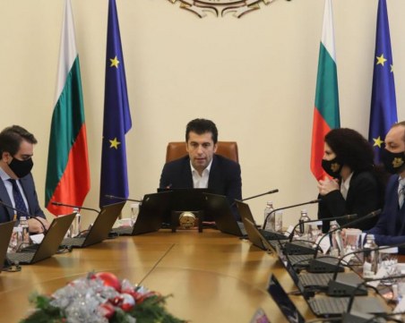 Петков: Не харчим повече пари, просто ги даваме на хората, които имат нужда