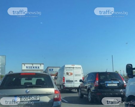 Верижна катастрофа със 7 коли край Пловдив, двама са пострадали