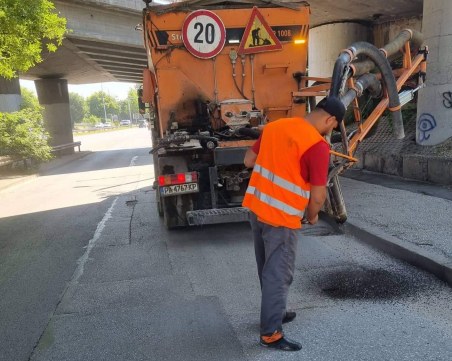 Запълват дупки по улиците в 