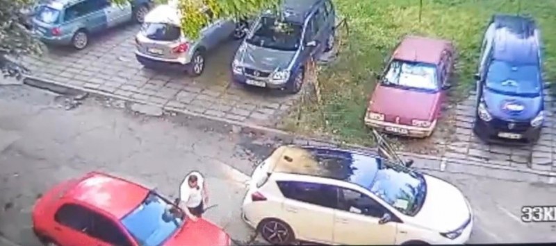 Мъж строши огледало на кола с ритници в центъра на Пловдив, недоволен как е спряна