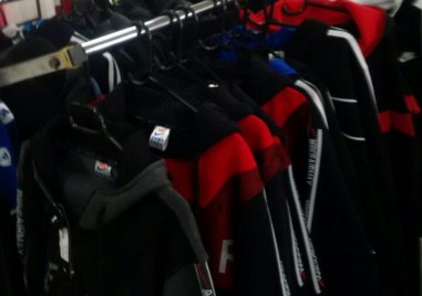 Конфискуваха 400 артикула фалшиви маркови дрехи от магазин в квартал