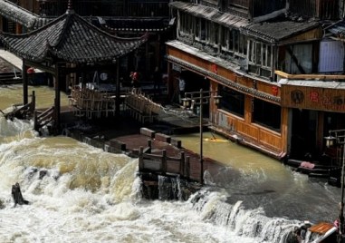 Най малко 10 души загинаха при наводнение в централната китайска провинция