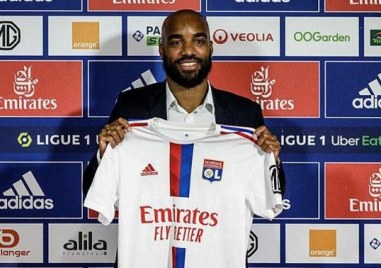 Френският нападател Александър Лаказет вече официално е играч на Лион