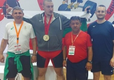 Състезателите от националния отбор по вдигане на тежести които спечелиха