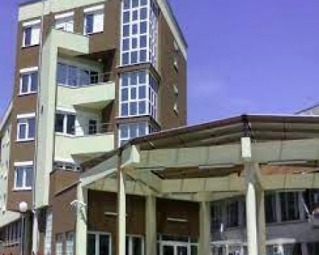 Исуса беснее в 6 РУ, чупи прозорци и се самонаранява