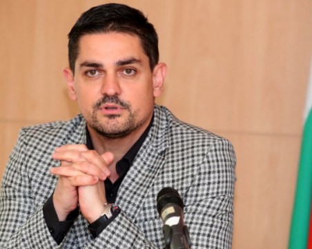 Министърът на младежта и спорта подава оставка