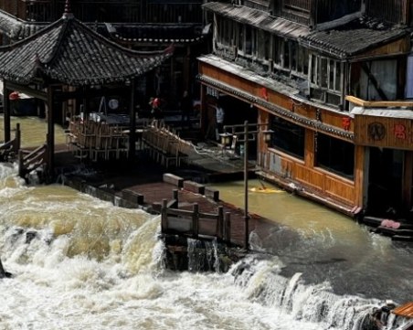 Наводнения в Китай погубиха животите на 10 души