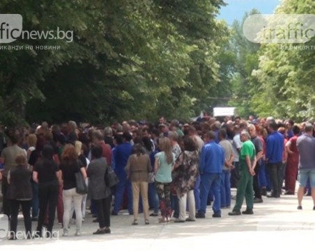 Нинова и синдикатите на ВМЗ-Сопот се разбраха! Увеличават заплатите на служителите