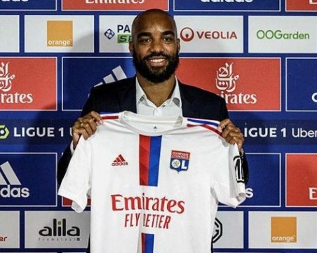 Официално: Лаказет се завърна в Лион