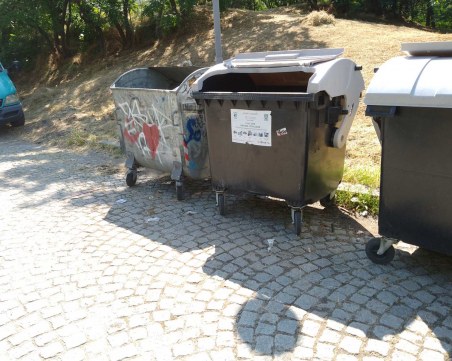 Почистиха преливащите с боклуци контейнери и отпадъците около тях на Младежкия хълм