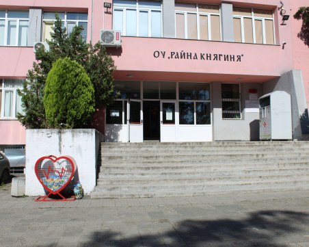 Поставиха нови три метални сърца за събиране на капачки в 