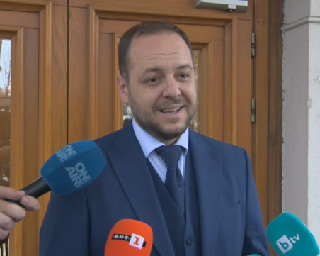 Сандов: Шоуто на Слави Трифонов вреди на България