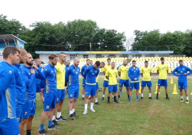 С група от 23 ма футболисти представителния тим на Марица стартира
