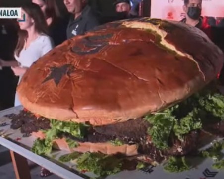 Направиха 600-килограмов хамбургер в Мексико