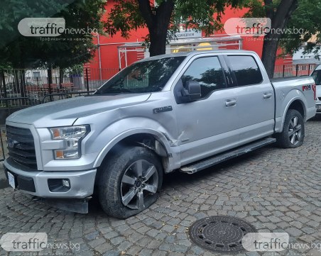 Пикап с четири помлени джанти и спукани гуми стои трети ден до ОУ 