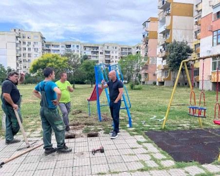Ремонтират детски площадки между блоковете в 