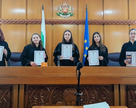 Ученици от Търговската гимназия участваха в симулативен съдебен процес