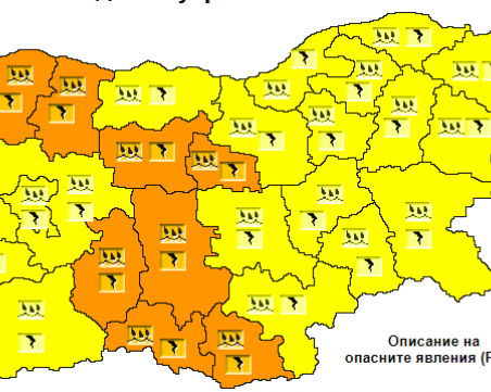 Валежите в Пловдив продължават, остава в сила оранжев код