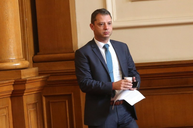 Делян Добрев: Ние никога не сме купували депутати, това правителство е най-корумпираното