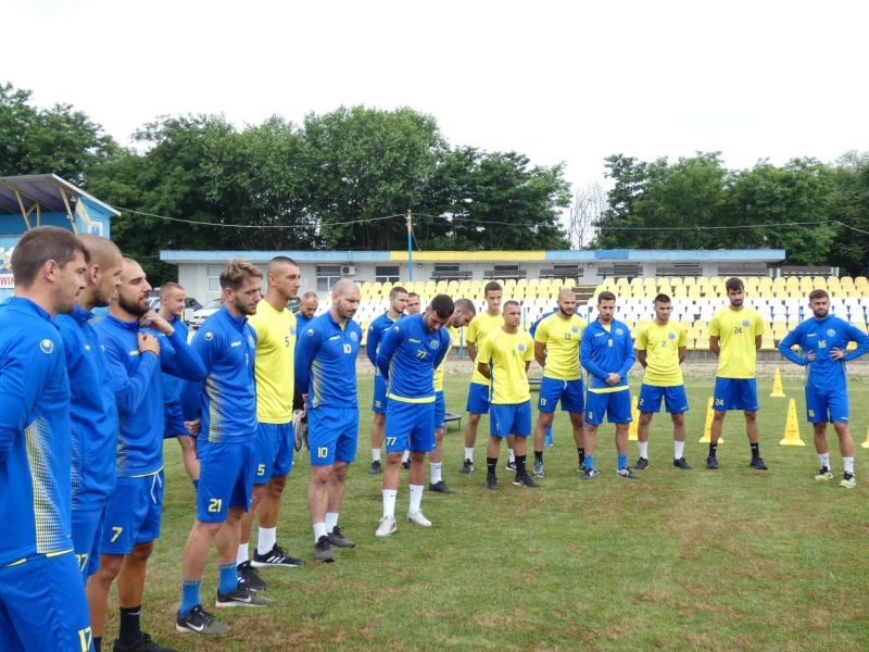 С група от 23-ма футболисти представителния тим на „Марица“ стартира