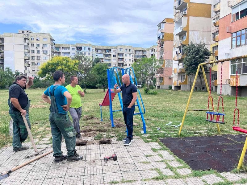 Ремонтират детски площадки между блоковете в