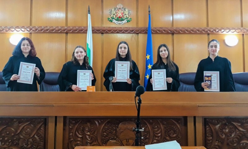 Ученици от Търговската гимназия участваха в симулативен съдебен процес