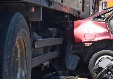 Пътен инцидент на прохода на Републиката Тир и лек автомобил