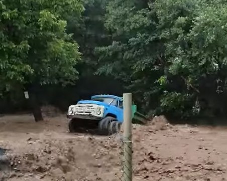 Бедствие в Северозападна България, придошла река отнесе зил и автомобили