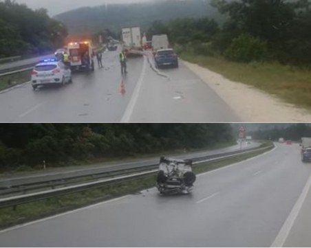 Кола е по таван след удар с тир на АМ 