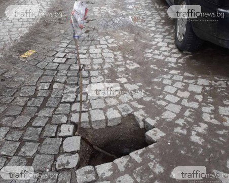 Кола пропадна в огромна дупка в Кършияка, зейнала след дъжда