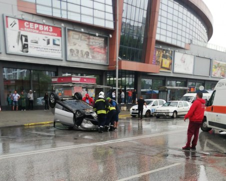 Кола са обърна по таван в 