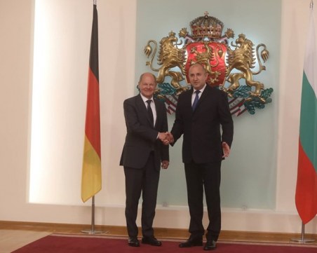 Румен Радев разговаря с Олаф Шолц на четири очи