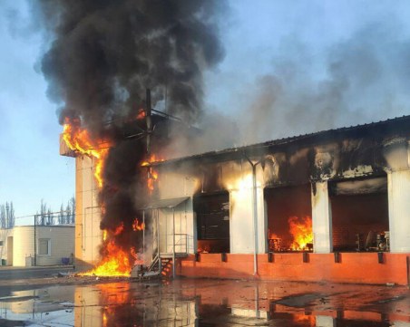 Руски обстрел на завод в Северодонецк предизвика голям пожар