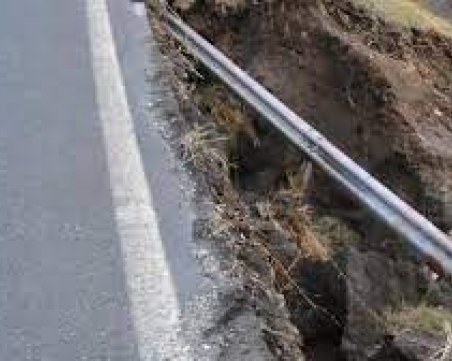 След валежите: Пропадна част от пътя Батак - Доспат