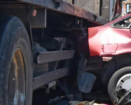 Тир и кола се удариха на прохода на Републиката