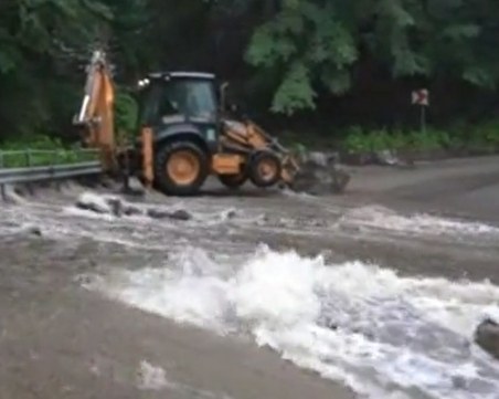 Затвориха прохода Петрохан, река Бързийска заля пътя