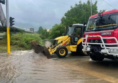 Наводненият проход Петрохан остава затворен Част от пътя липсва три