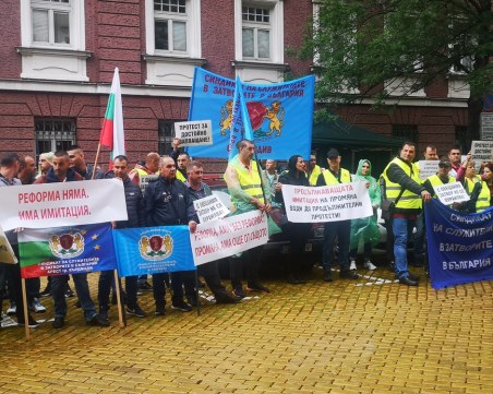 Полицаи и надзиратели на протест: Искаме увеличение, а не подаяние!