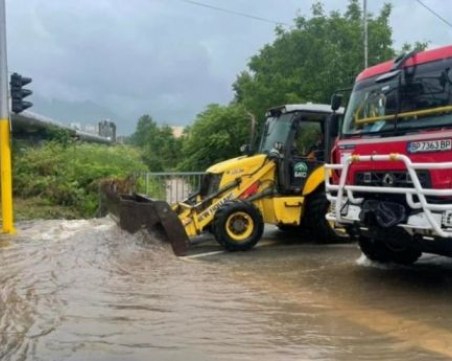 Проходът Петрохан остава затворен, част от пътя липсва
