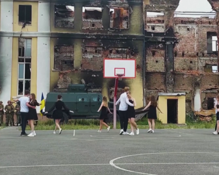 Валс сред руините: Абитуриенти от Харков се върнаха в разрушеното си училище