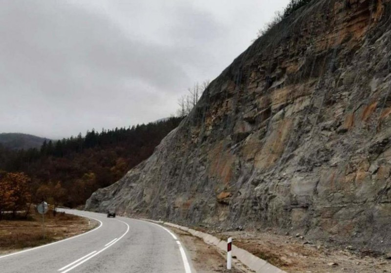 Паднала скална маса в Прохода на Републиката, в района на