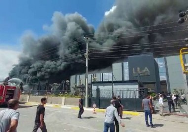 Най малко десет души пострадаха днес при пожар във фабрика за производство