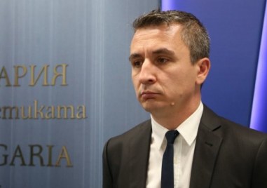 Министърът на енергетиката Александър Николов депозира оставката си пред министър председателя в