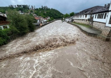 Частично бедствено положение в няколко населени места съборени мостове наводнени