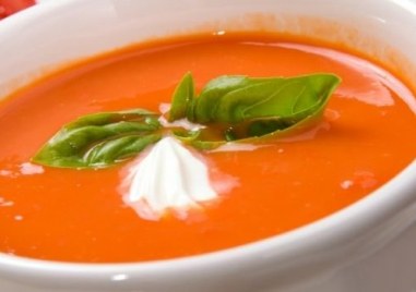 Доматената супа е невероятно предложение за топлите дни в които