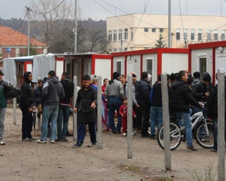 Екшън в бежанския център в Харманли, трима са намушкани