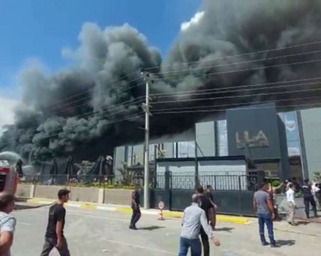 Голям пожар във фабрика в Диарбекир, най-малко десет души са ранени