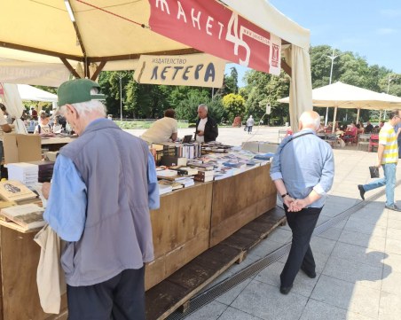 На Aлеята на книгата: богато разнообразие от заглавия с 20 и 30% намаление, има и за 5 лв.