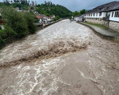 Обявиха частично бедствено положение в Трявна, десетки къщи и пътища са наводнени